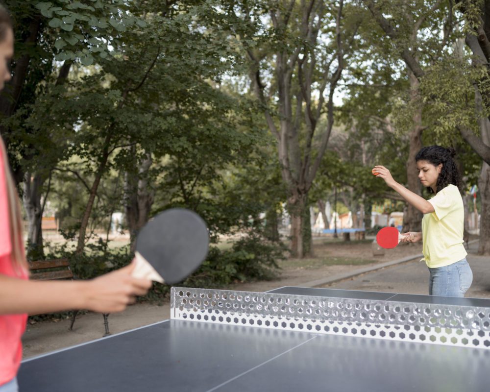 chicas-primer-plano-jugando-tenis-mesa